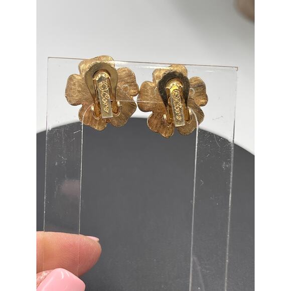 Coro Signed Vintage Gold-tone Flower Faux Creamy Pearl Center Clip On Earrings - Picture 5 of 8